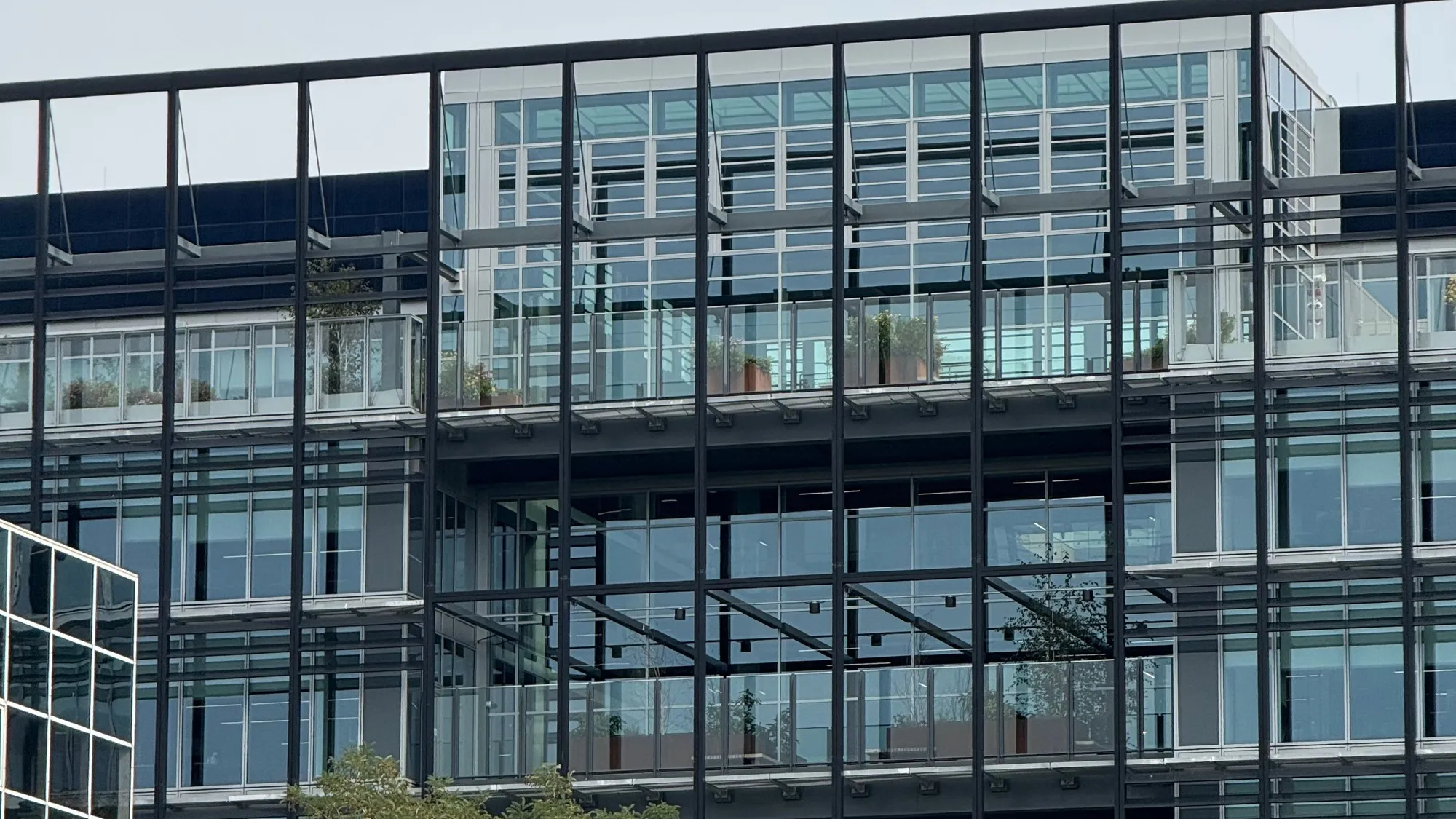 Edificio de oficinas moderno con fachada de vidrio, representando derecho corporativo y negocios