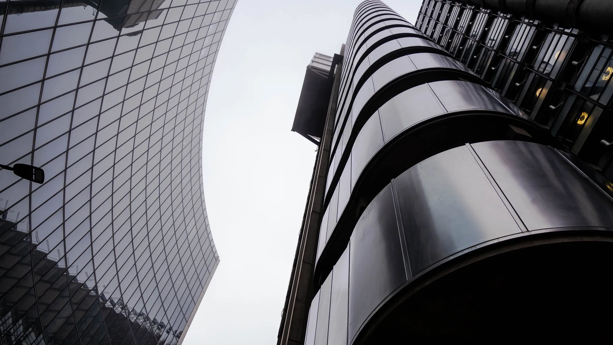 Vista ascendente de edificios corporativos de acero y cristal, evocando el entorno institucional de los recuperos legales